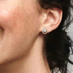 Damen-Ohrstecker Pandora Timeless 261248C01 -Modeschmuck Geschäft c26f10825a7f10b93e4191b3290966160315f553 261248C01 Funkelnder Runder Strahlenkranz Ohrringe 2 600x600